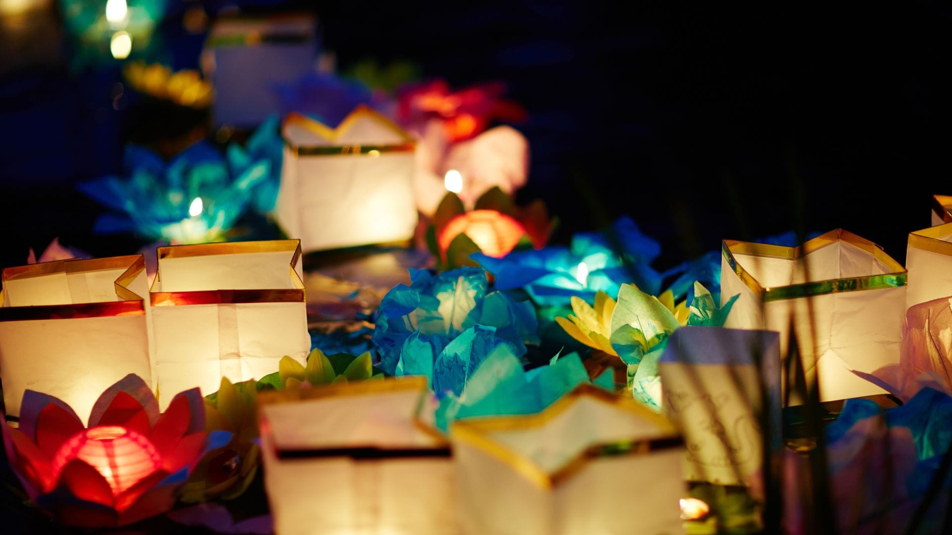 Lantern-Floating-Hawaii-Festival